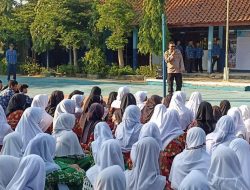 Polisi Blusukan ke Sekolah Dalam Rangka MPLS di SMPN 3 Blanakan