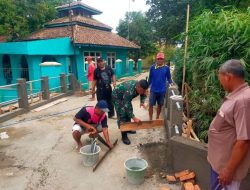 Anggota Koramil 0507/PBR Turun Langsung Membantu Pengecoran Pagar Pembatas Jembatan