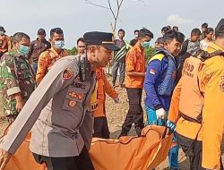 Kapolsek Blanakan Pimpin Proses Evakuasi Jasad Mengambang di Sungai Ciasem