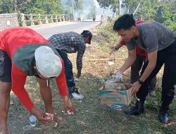 Wujudkan Lingkungan Bersih, Bhabinkamtibmas Polsek Ciasem Bersama Perangkat Desa Gotong Royong Bersihkan Sampah di Jalan Kali Sawah