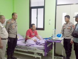 Wujud Peduli, Kapolsek Blanakan Jenguk Anggota yang Tengah Dirawat