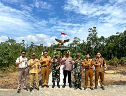 Pengibaran Bendera Merah Putih di Tugu Kedaulatan RI-Malaysia