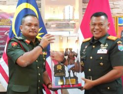 Danrem 121/Abw Terima Cenderamata Persahabatan Antar Negara