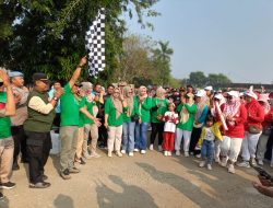 Kapolsek Patokbeusi Polres Subang Terjun Kawal Gerak Jalan Santai Tingkat Kecamatan Patokbeusi