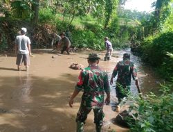 Koramil 0508/Pwd Laksanakan Karya Bhakti Pembersihan Sungai Neglasari di Desa Purwadadi Barat