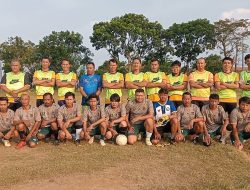 Pererat Silaturahmi Jajaran Polsek Blanakan Gelar Pertandingan Sepakbola Persahabatan Dengan Pemdes Rawamekar