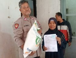 Kanit Patroli Polsek Pabuaran Pantau Penyaluran Bansos Beras Bapang di Kantor Pos