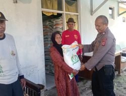 Sinergitas TNI PoLRI Pantau Pembagian Beras di Desa Tambakjati