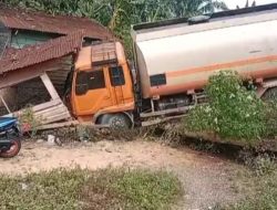 Diduga Akibat Rem Blong Truk Tangki Muatan Minyak CPO Seruduk Rumah Warga