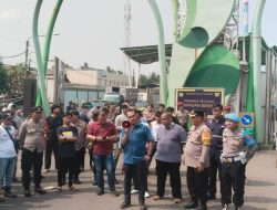 Puluhan Personel Kepolisian Polres Purwakarta Melakukan Pengamanan Aksi Damai Warga Desa Cicadas