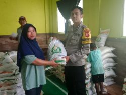 Bhabinkamtibmas Desa Pinang Sari Pantau Pembagian Beras Bapang 2024