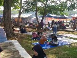 PEDAGANG ASONGAN MENGAIS REZEKI DI KERAMAIAN LAPANGAN BINTANG SUBANG