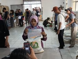 sebanyak :1.266 KK. Warga Desa Pasir Bungur Terima Komoditi Beras 