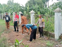 Dukung Asta Cita, Bhabinkamtibmas Polsek Patokbeusi Bersama Staff Desa Ciberes Pantau Penggunaan Lahan kosong Menjadi Produktif