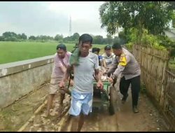 Bhabinkamtibmas Polsek Blanakan Bersama Warga Desa Muara Tinggikan Tanggul Untuk Antisipasi Banjir
