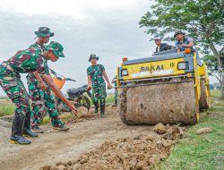 Satgas TMMD ke-123 Kodim 0605/Subang Lanjutkan Perkerasan Jalan di Dusun Muara Baru Desa Cilamaya Girang