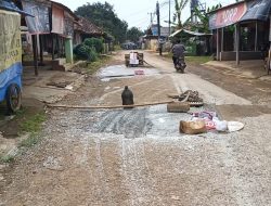 Karang Taruna Desa Koranji Perbaiki Jalan Yang Rusak 