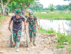Semangat Tak Luntur, Satgas TMMD Angkut Material di Bawah Terik Matahari