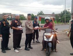 FKPM Resort Subang Bersama Kepolisian Sektor Patokbeusi Bagikan Ratusan Takjil