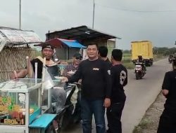 Ketua FKPM Desa Sukadana Gelar Pembagian Takjil Kepada Warga Yang Melintas