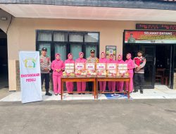 Dalam Rangka Jumat Berkah, Kapolsek dan Ketua Ranting Bhayangkari Blanakan Bagikan Sembako