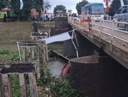 Mobil Dump Truck Terjun Bebas di Sungai Tarum Timur “Sasak Jon”