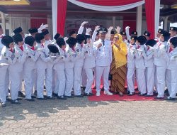 Kades Ciberes Apresiasi Paskibra Serta Warga Ikuti Pawai Karnaval Meriahkan HUT RI Ke –80
