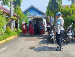 Kanit Provost Polsek patokbeusi Dampingi Pembagian Makanan Bergizi di SDN Ciberes Melalui Program Police Goes to School