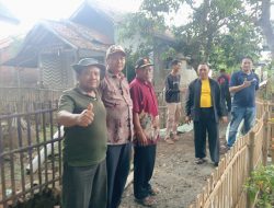 Camat Patokbeusi Melaksanakan Monitoring Pembangunan Rabat Beton Jalan Lingkungan Desa Rancamulya 