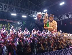 Kepala Desa Gempolsari Terima Simbolis Wayang Golek Dalam Rangka Hajat Bumi