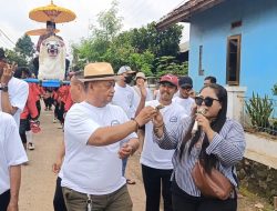 Kades Koranji Bersama Kadus Garung Naik Sisingaan