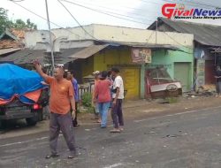 Hendak Nyebrang Mobil Truck Muatan Pasir Seruduk Trailer