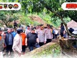 Kapolres Subang Tinjau Lokasi Bencana Alam di Desa Mayang, Cisalak