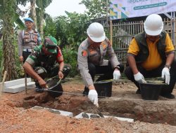 Polres Subang Hadir Untuk Kemanusiaan Kapolres Pimpin Bedah Rumah Warga Terdampak Bencana