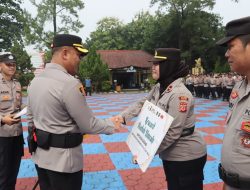 Kapolres Subang Berikan Reward Umroh kepada Personel dan ASN Polres Subang Terpilih Bulan Januari 2026