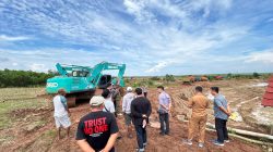 Polres Subang Cek Lokasi Dugaan Galian Tanah Merah Ilegal di Patokbeusi, Excavator Dipasangi Police Line