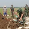Koramil 0506/Ciasem dan Warga Bangun Pengerasan Jalan Usaha Tani