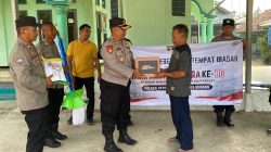 Kapolsek Dan Anggota Melaksanakan Giat Baksos Dan Pemberian Sembako Kepada Marbot Masjid Di Patokbeusi