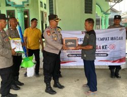 Kapolsek Dan Anggota Melaksanakan Giat Baksos Dan Pemberian Sembako Kepada Marbot Masjid Di Patokbeusi