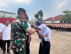 Danramil 0511/Pusakanagara Tanamkan Disiplin dan Wawasan Kebangsaan pada Pembukaan MPLS SMKN 1 Pusakanagara
