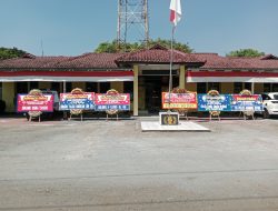Mako Polsek Ciasem Dibanjiri Karangan Bunga Ucapan Selamat HUT Bhayangkara Ke-80