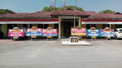 Mako Polsek Ciasem Dibanjiri Karangan Bunga Ucapan Selamat HUT Bhayangkara Ke-80