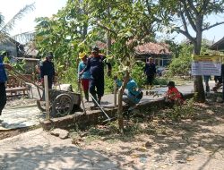 Anggota Koramil 0507/Pabuaran Bersama Warga Dusun Gempolsari Bangun Jaling