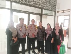 Kapolsek Patokbeusi Pimpin Pengamanan Pendaftaran Bakal Calon PAW Kepala Desa Gempolsari