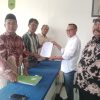 Ketua Umum FKPM Polres Subang Dampingi Ase Hidayat Menyerahkan Berkas Pendaftaran Pemilihan PAW Kepala Desa Gempolsari