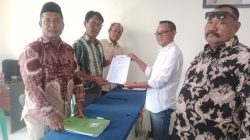 Ketua Umum FKPM Polres Subang Dampingi Ase Hidayat Menyerahkan Berkas Pendaftaran Pemilihan PAW Kepala Desa Gempolsari