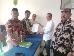 Ketua Umum FKPM Polres Subang Dampingi Ase Hidayat Menyerahkan Berkas Pendaftaran Pemilihan PAW Kepala Desa Gempolsari