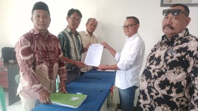 Ketua Umum FKPM Polres Subang Dampingi Ase Hidayat Menyerahkan Berkas Pendaftaran Pemilihan PAW Kepala Desa Gempolsari