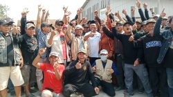 Ribuan Pendukung Jalan Kaki Kawal Ibnu Masud Daftar Bakal Calon Kepala Desa Tambakjati