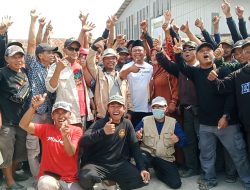 Ribuan Pendukung Jalan Kaki Kawal Ibnu Masud Daftar Bakal Calon Kepala Desa Tambakjati